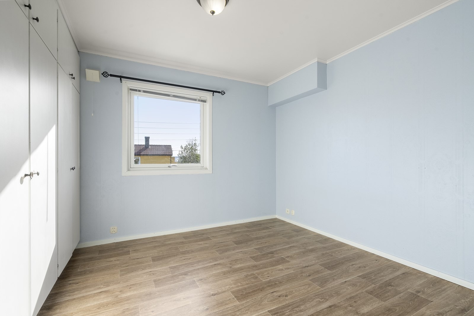- Soverom 2 med plass til seng og oppbevaring - Galleribilde