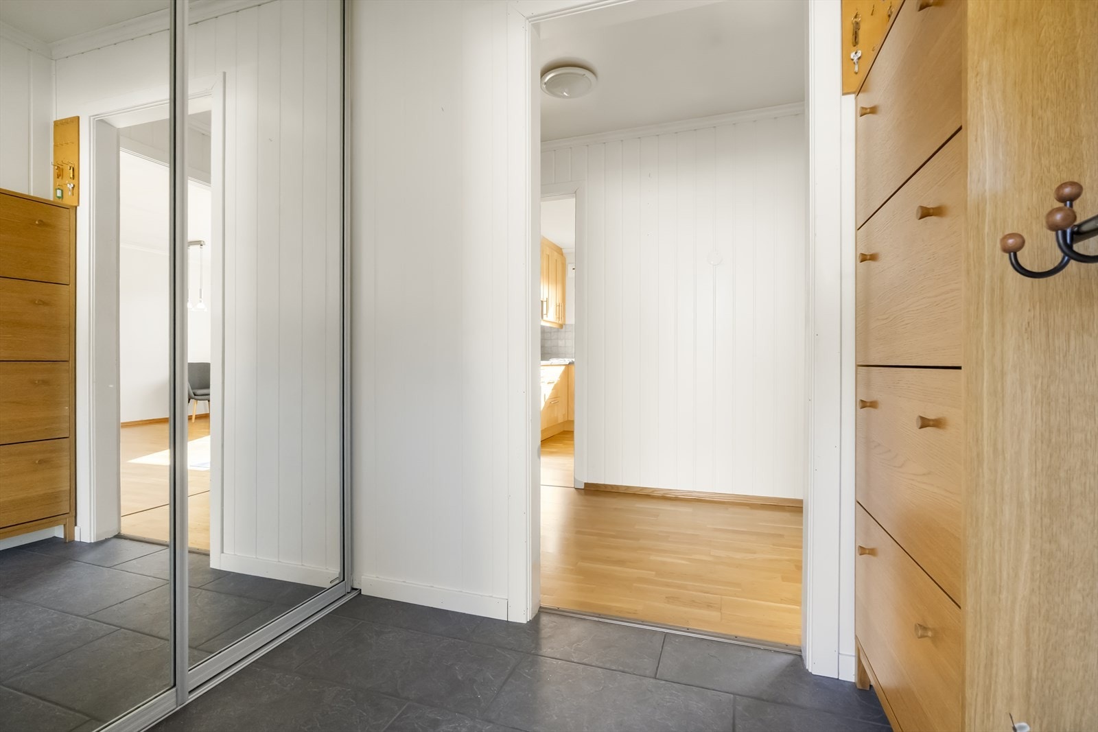 - Inngangsparti har innebygget garderobe med skyvedører og hyllesystem - Galleribilde