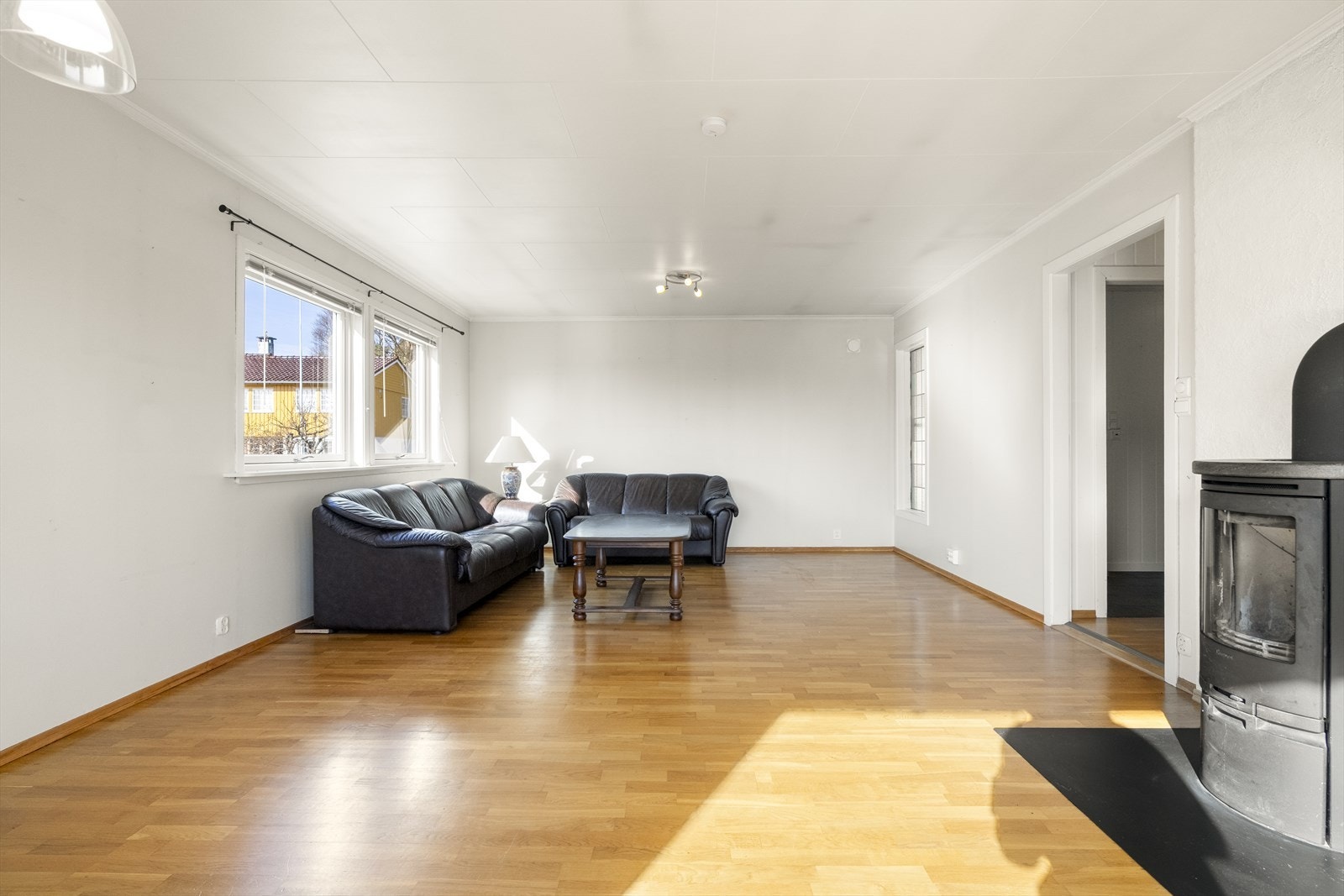 - Oppvarmingen i boligen består av luft til luft varmepumpe, varmekabler på bad og i gang samt peis i stue - Galleribilde