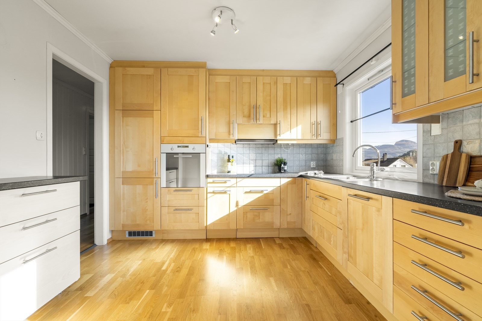 - Kjøkkenet har innredning fra Ikea fra 2010 med bjørkefronter av finer og laminat benkeplate - Galleribilde