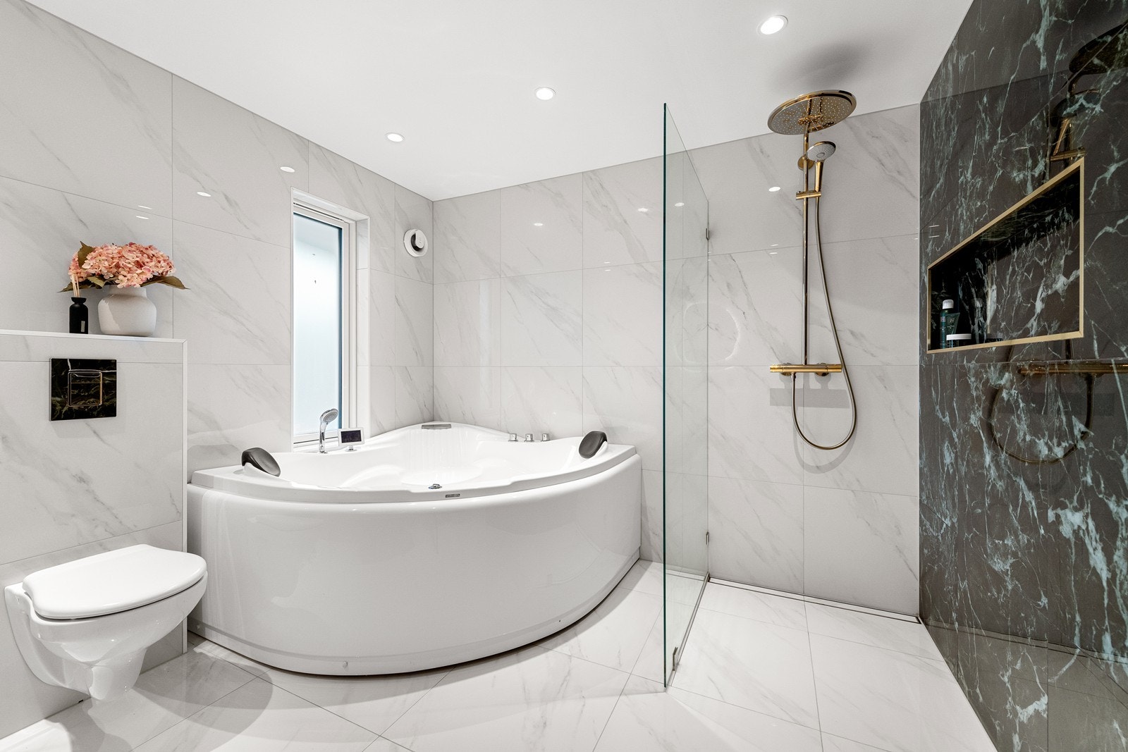 Badet er utstyret med både boblebad og dusj Galleribilde