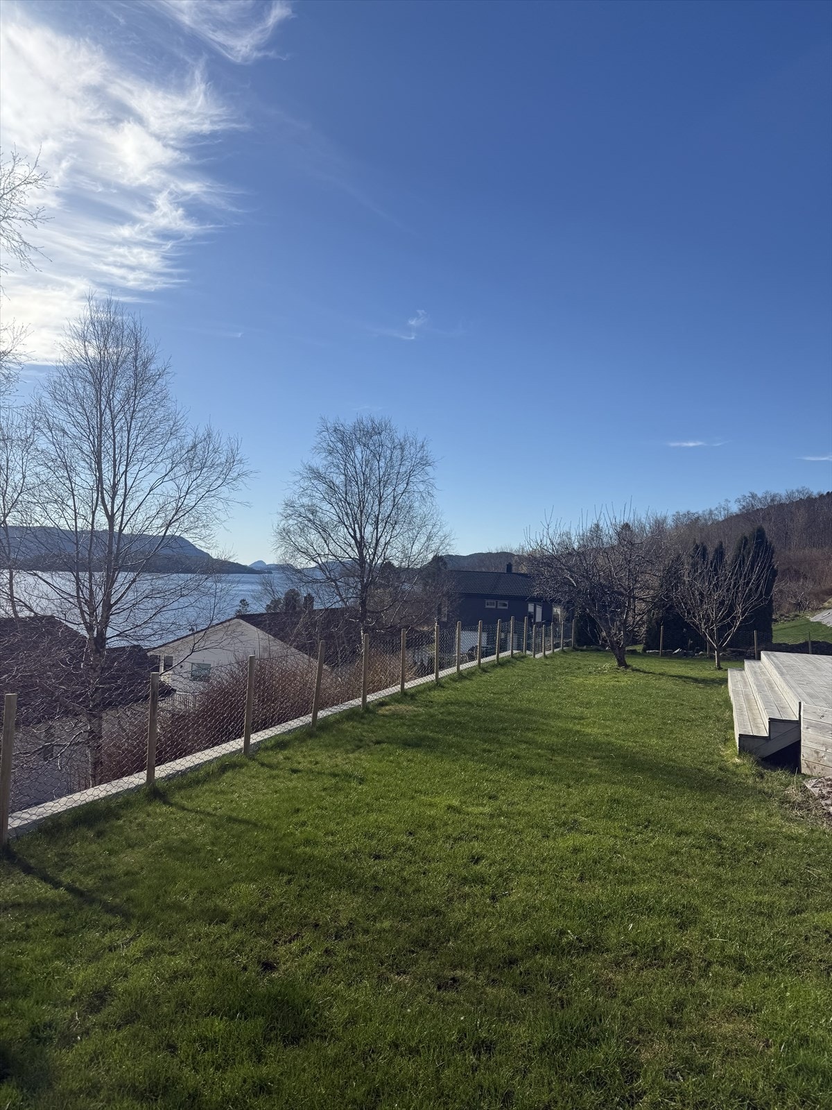 Dagens eier har murt opp støttemur for å flate ut plenarealet, samt gjerdet inn dette i forkant Galleribilde
