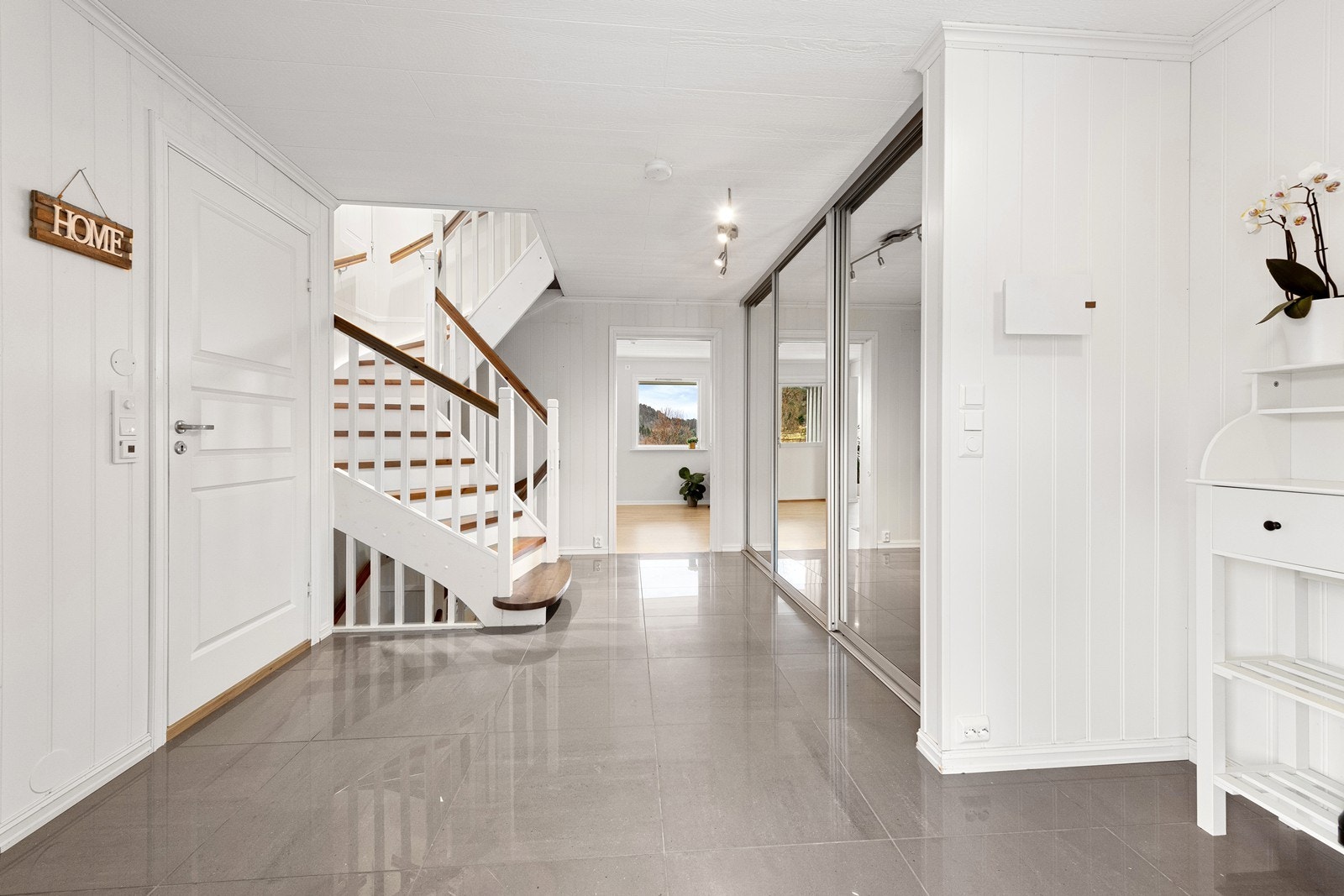 Stort og romslig inngangsparti med speilgarderobe Galleribilde