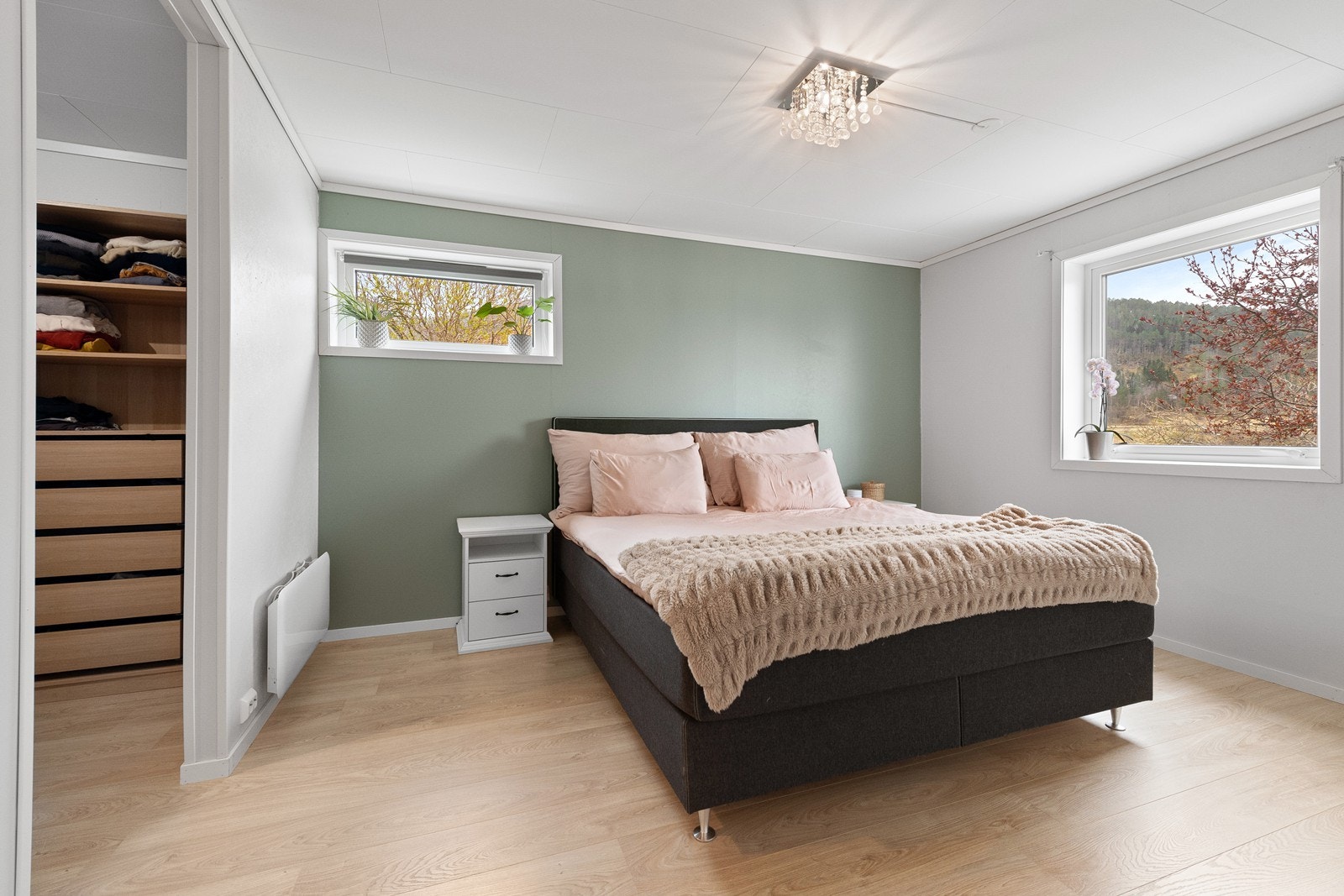 Hovedsoverom med walk-in garderobe Galleribilde