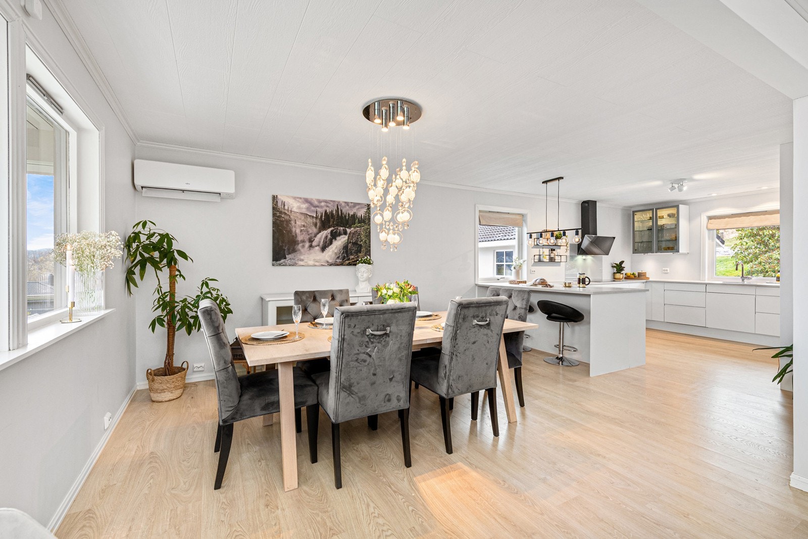 Spisestuedel og kjøkken Galleribilde