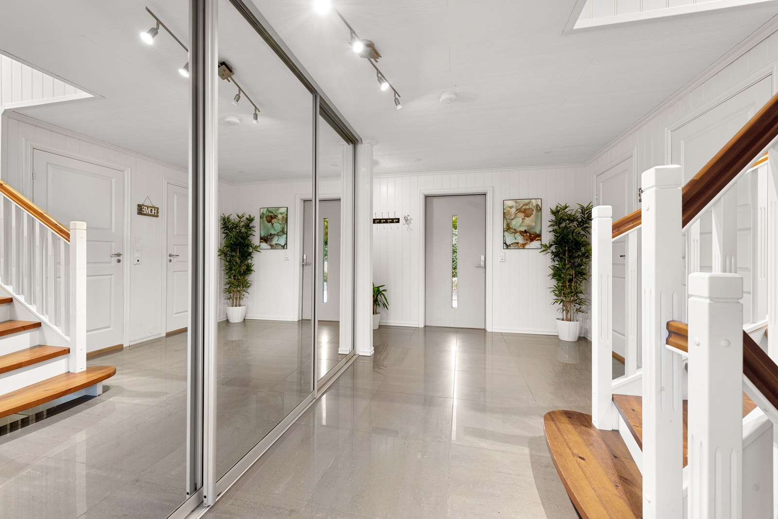Inngangspartiet i huset er både lyst og romslig med god oppbevaringsplass Galleribilde