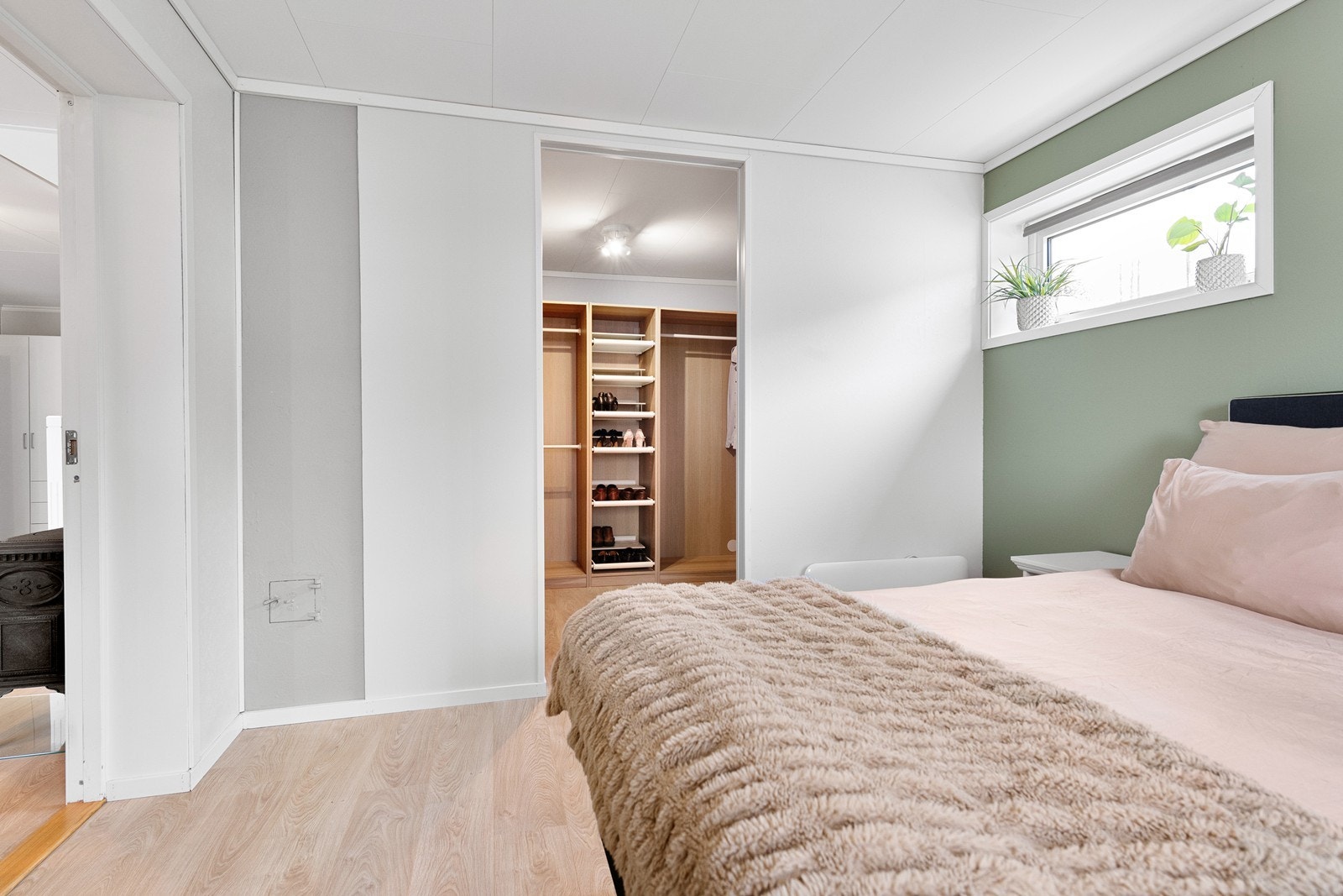 Hovedsoverom med walk-in garderobe Galleribilde