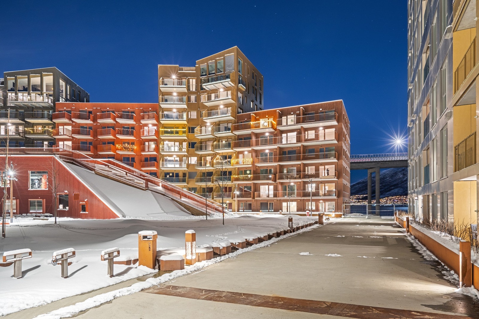 Uteområdet er en nydelig sammensetning av det rustikke og det moderne. Galleribilde