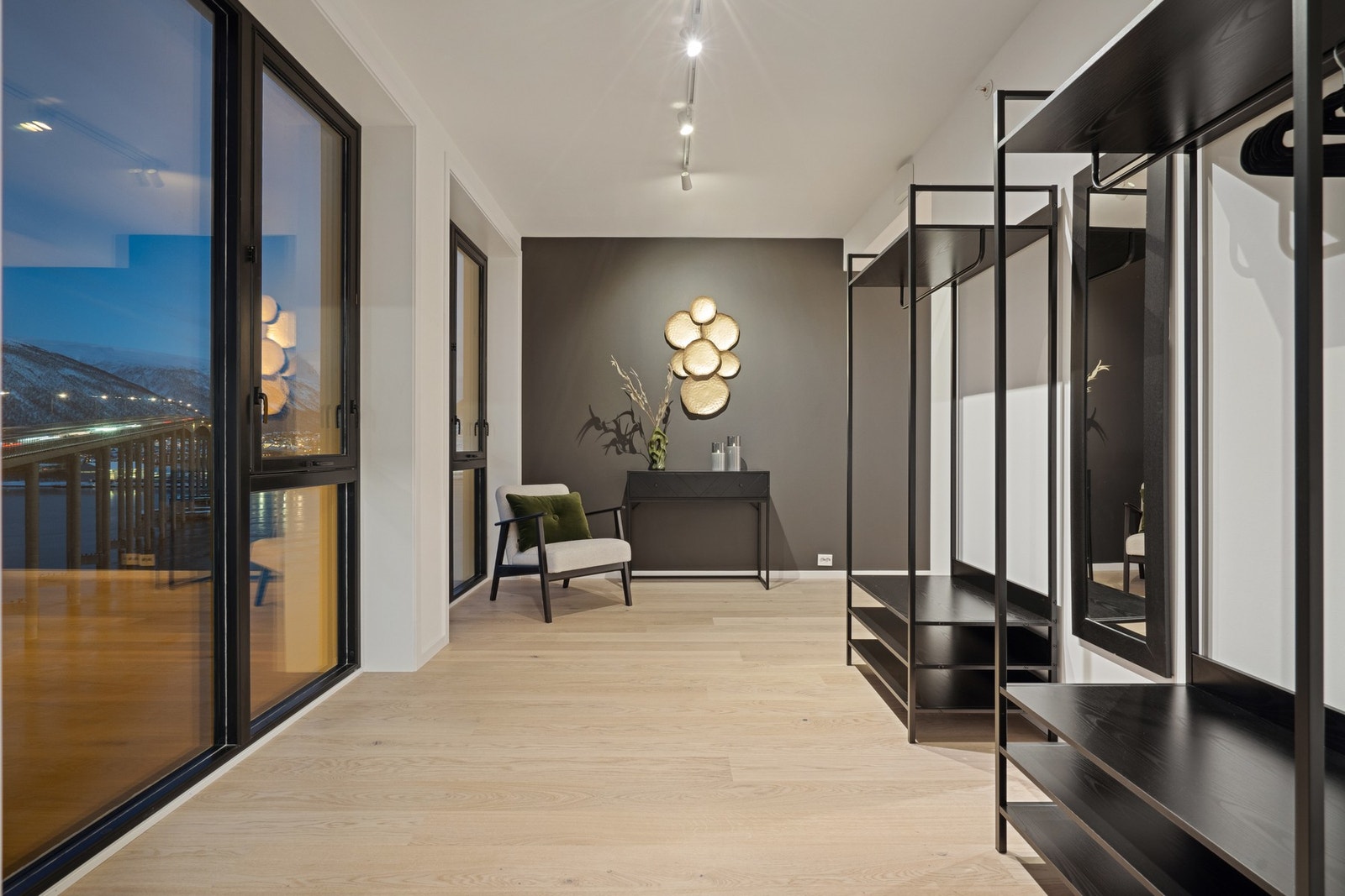 Like stilig i blåtimen. Galleribilde