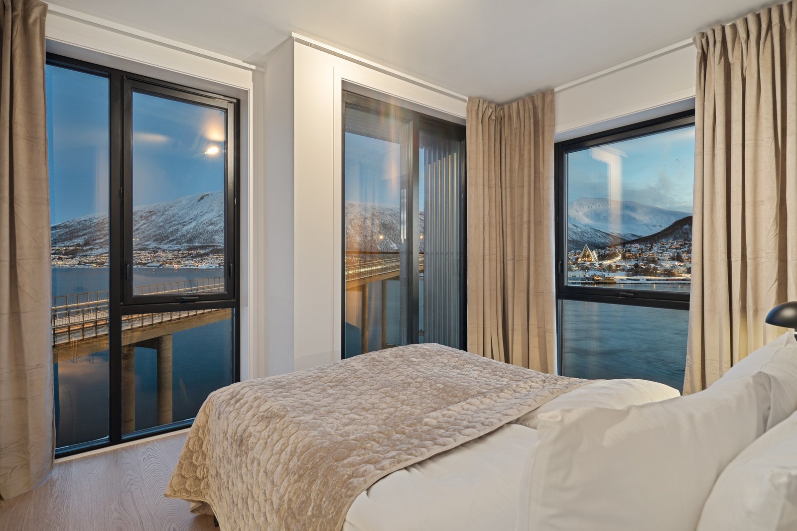 Om kvelden kan du være så heldig å se nordlyset danse over himmelen. Galleribilde