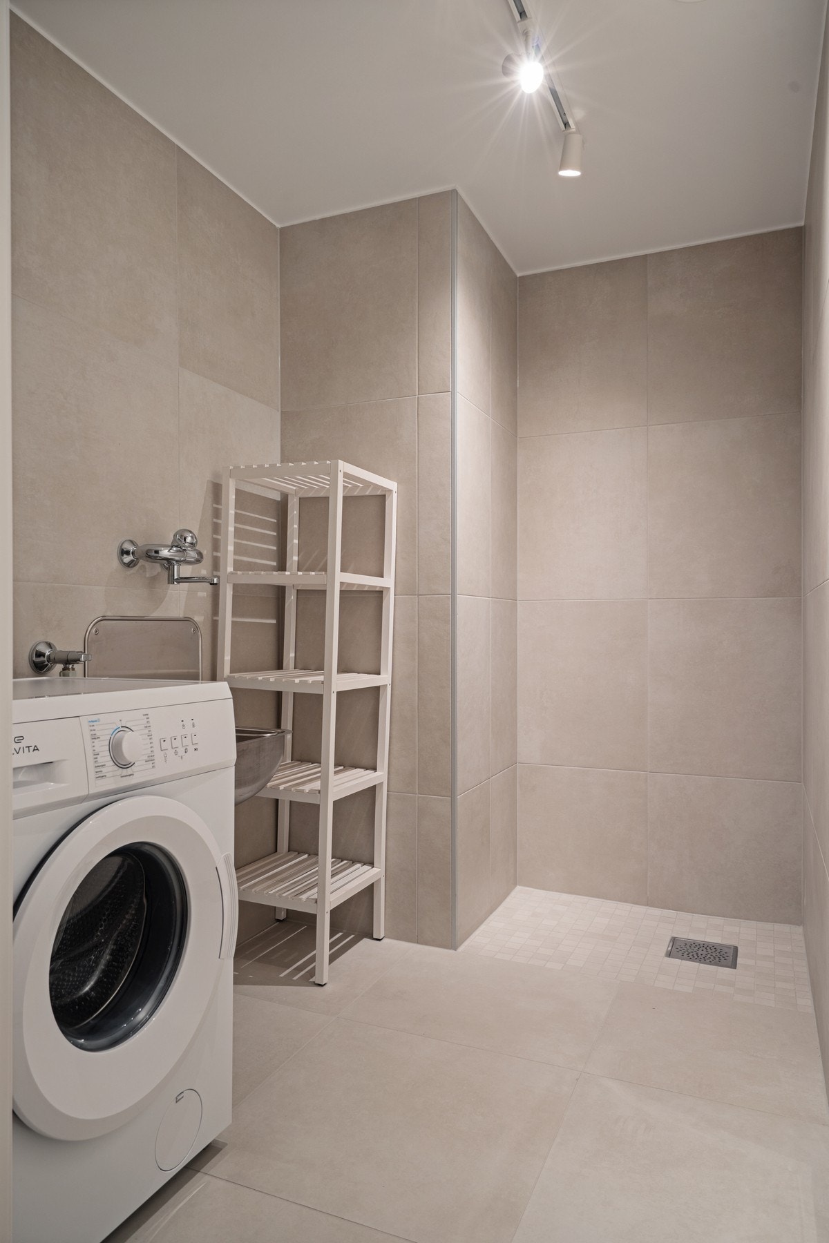 Leiligheten har også et separat vaskerom med god plass til hvitevarer og oppbevaring. Galleribilde