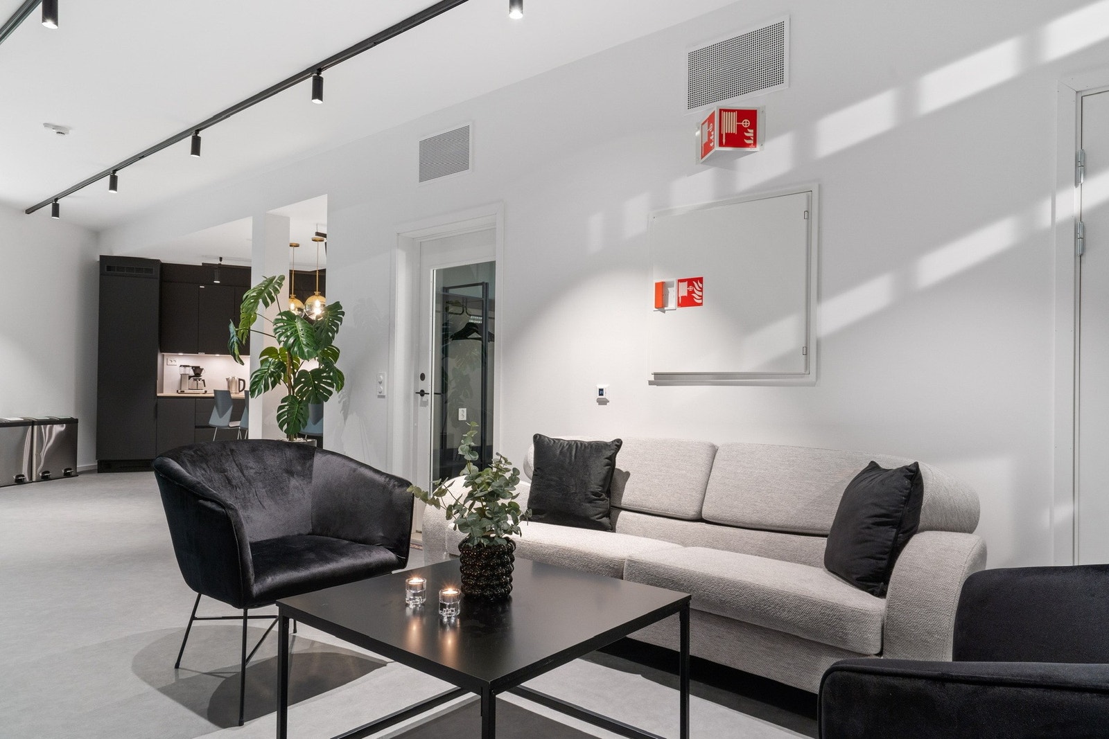 Lokalet går over 2 plan, og har kombinerte soner med spisebord og loungesofaer. Galleribilde