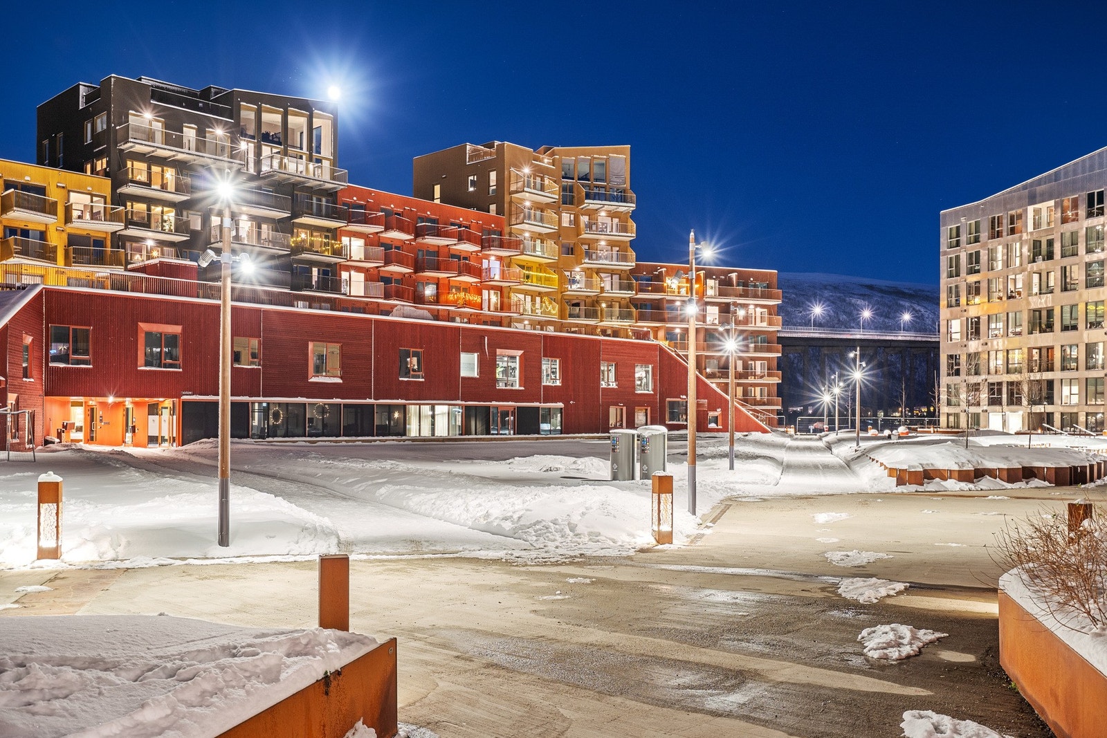 Fasaden av bygget ligger mot sør. Her ser du deler av Vervets fellesareal, som byr på flotte, opparbeidede soner. Galleribilde