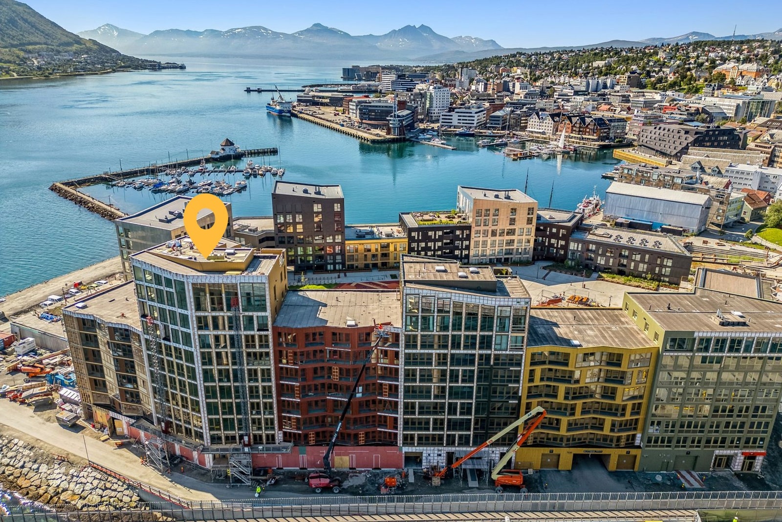Ingen tvil om at dette er Tromsø`s skyline. Her bor du midt i smørøye med en kul storbyfølelsen. Galleribilde