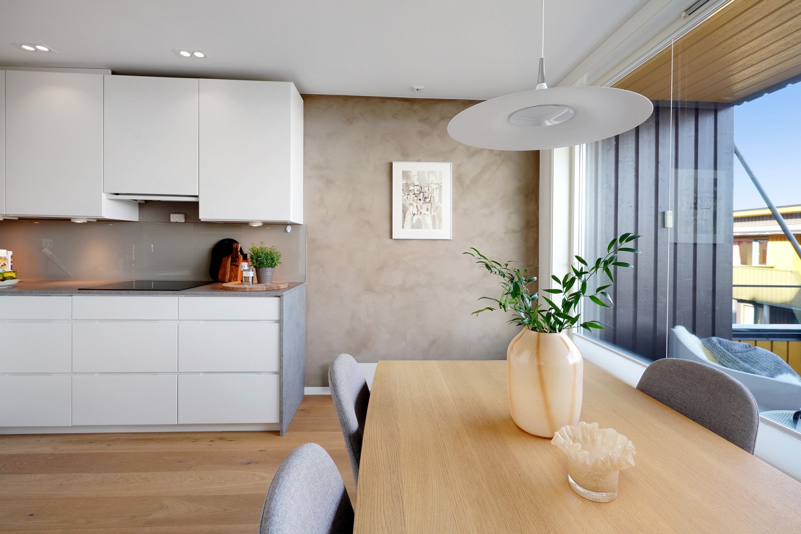 God plass til romslig spisebord. Her er det hyggelig å invitere venner og familie til bords. Galleribilde