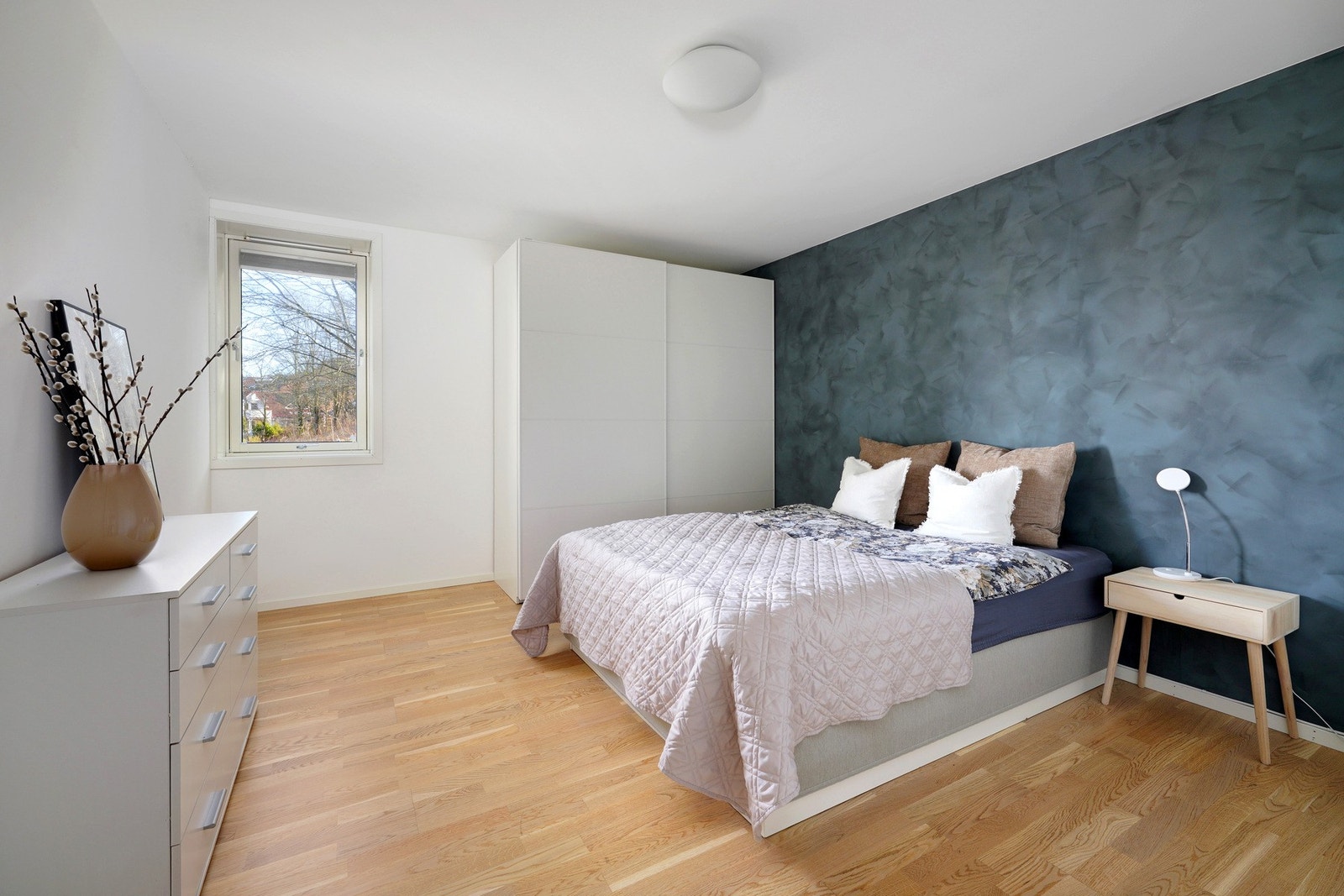 Hovedsoverommet er romslig med god plass til dobbeltseng, skap og kommoder. Galleribilde