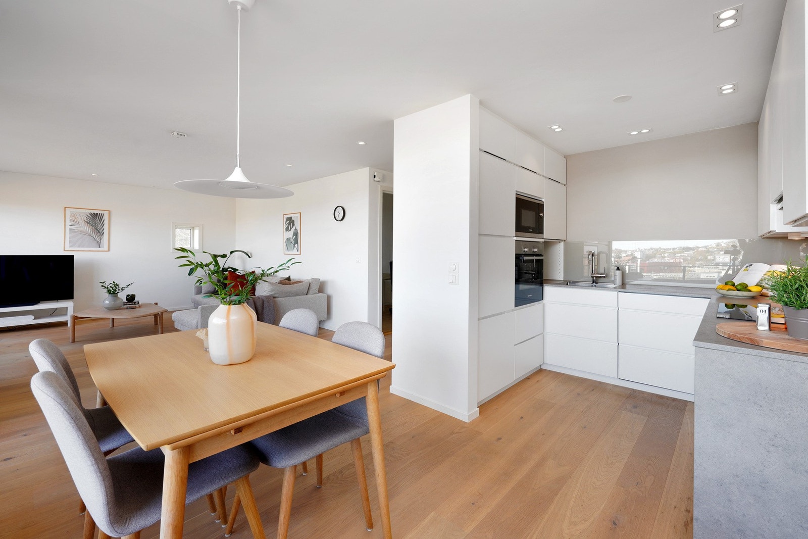 Stue/kjøkken i delvis åpen løsning byr på flere innredningsmuligheter alt etter ønsker og behov. Galleribilde