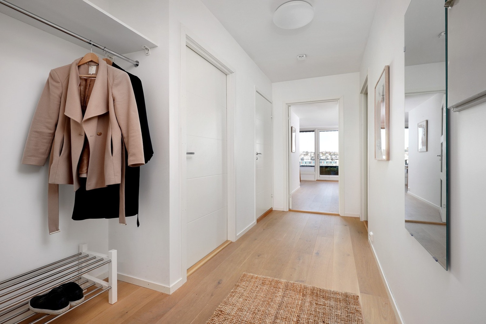 Her er det god plass til å henge opp yttertøy. Galleribilde