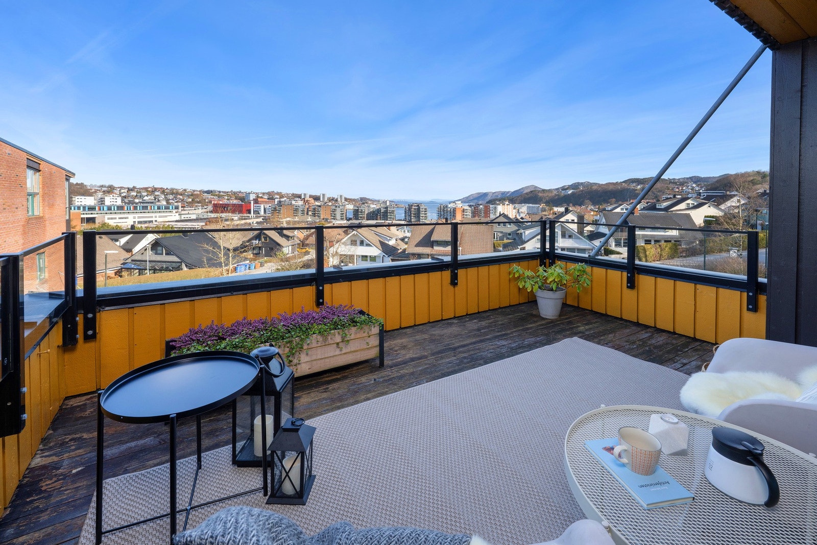 Balkong hvor det er godt å nyte fine sommerdager. Galleribilde