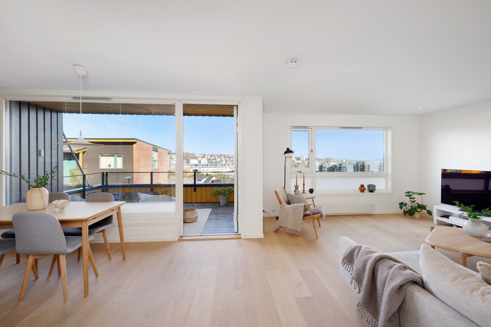 Store vindusflater slipper inn rikelig med naturlig lys. Galleribilde