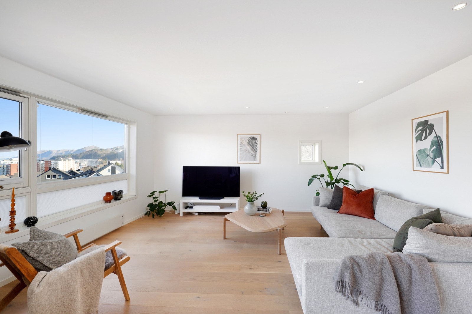 Lys romslig stue med store vindusflater som byr på fantastisk utsikt. Galleribilde