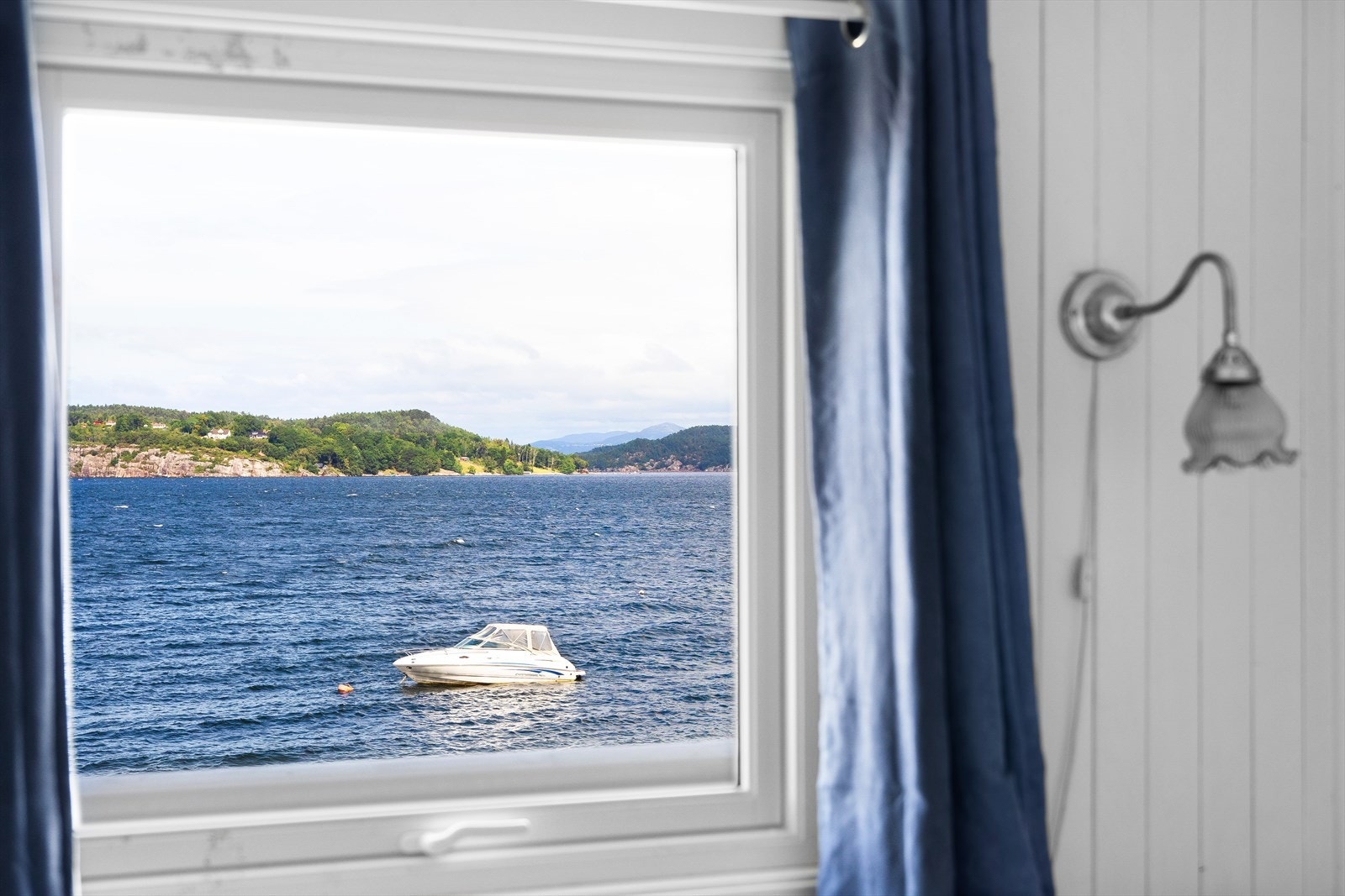 Begge med sjøutsikt - her kan du våkne til lyden av bølgeskvulp og følelsen av ekte idyll. Galleribilde