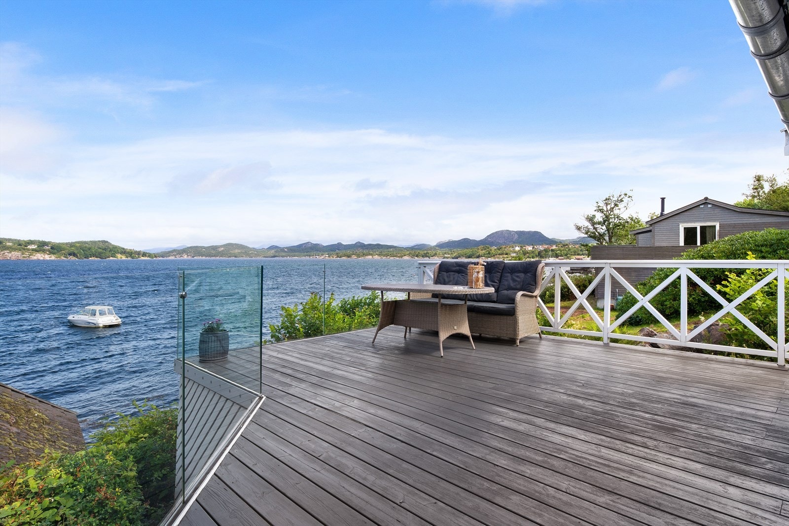 Terrassen har gode solforhold og er utstyrt med glassrekkverk som sørger for at utsikten forblir uforstyrret - perfekt for både rolige morgenkaffer og lange sommerkvelder. Galleribilde