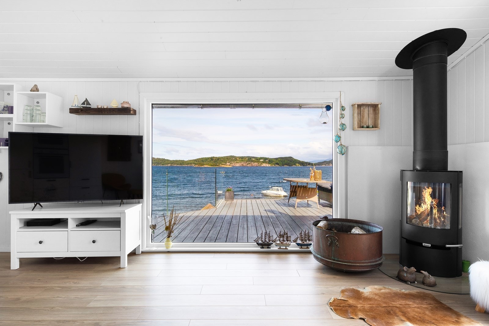 Her er det enkelt å samle familie og venner til hyggelige stunder - gjerne foran den koselige peisen på kjølige kvelder. Det er også installert varmepumpe som gir ekstra komfort. Galleribilde