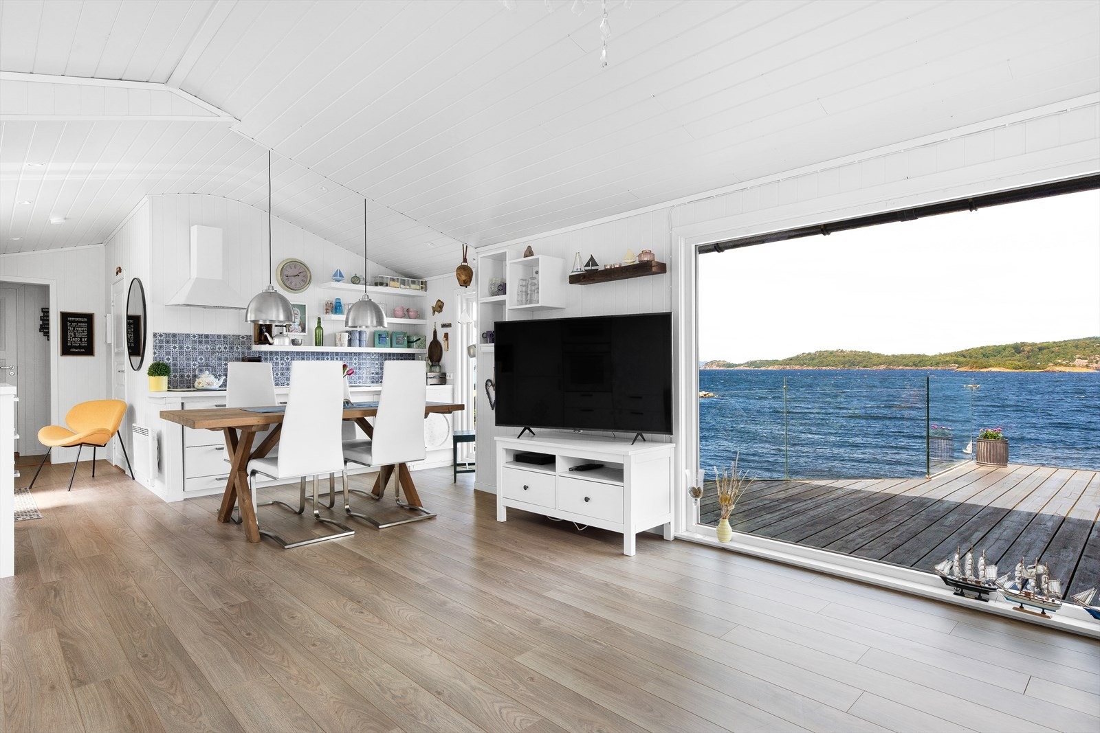 Allerede når du trår inn fra entreen blir du møtt av den spektakulære utsikten over fjorden - en utsikt som virkelig får skinne gjennom store vindusflater fra gulv til tak. Galleribilde