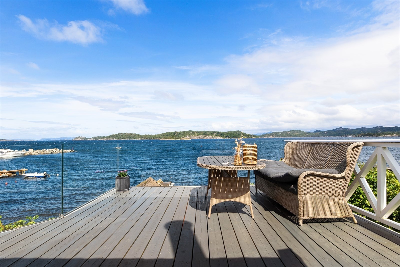 Fra stuen er det utgang til en romslig terrasse hvor du virkelig kan nyte den fantastiske utsikten over sjøen. Galleribilde