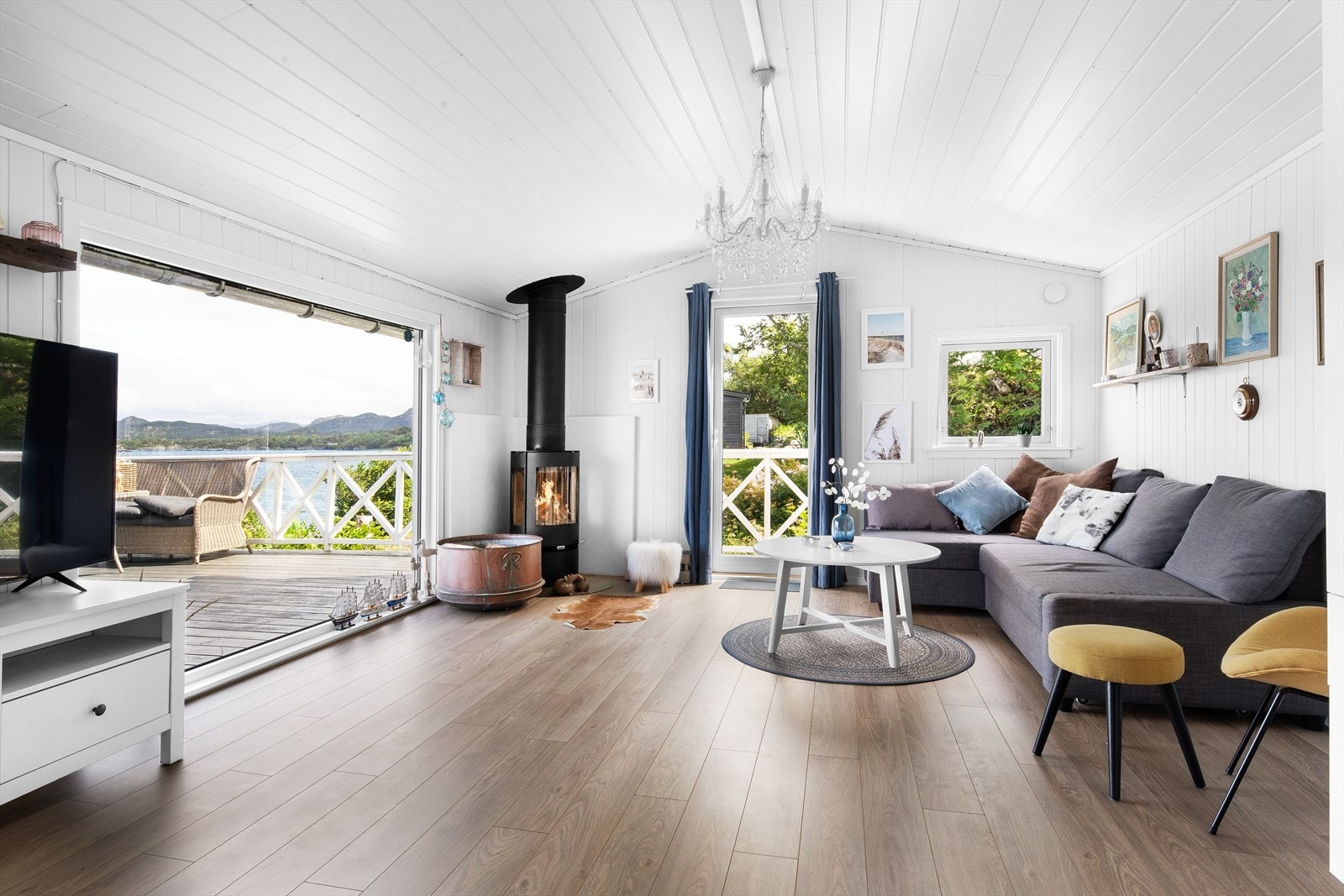Innvendig fremstår hytten som svært trivelig med lyse panelvegger og et pent laminatgulv i lune, behagelige farger. Galleribilde