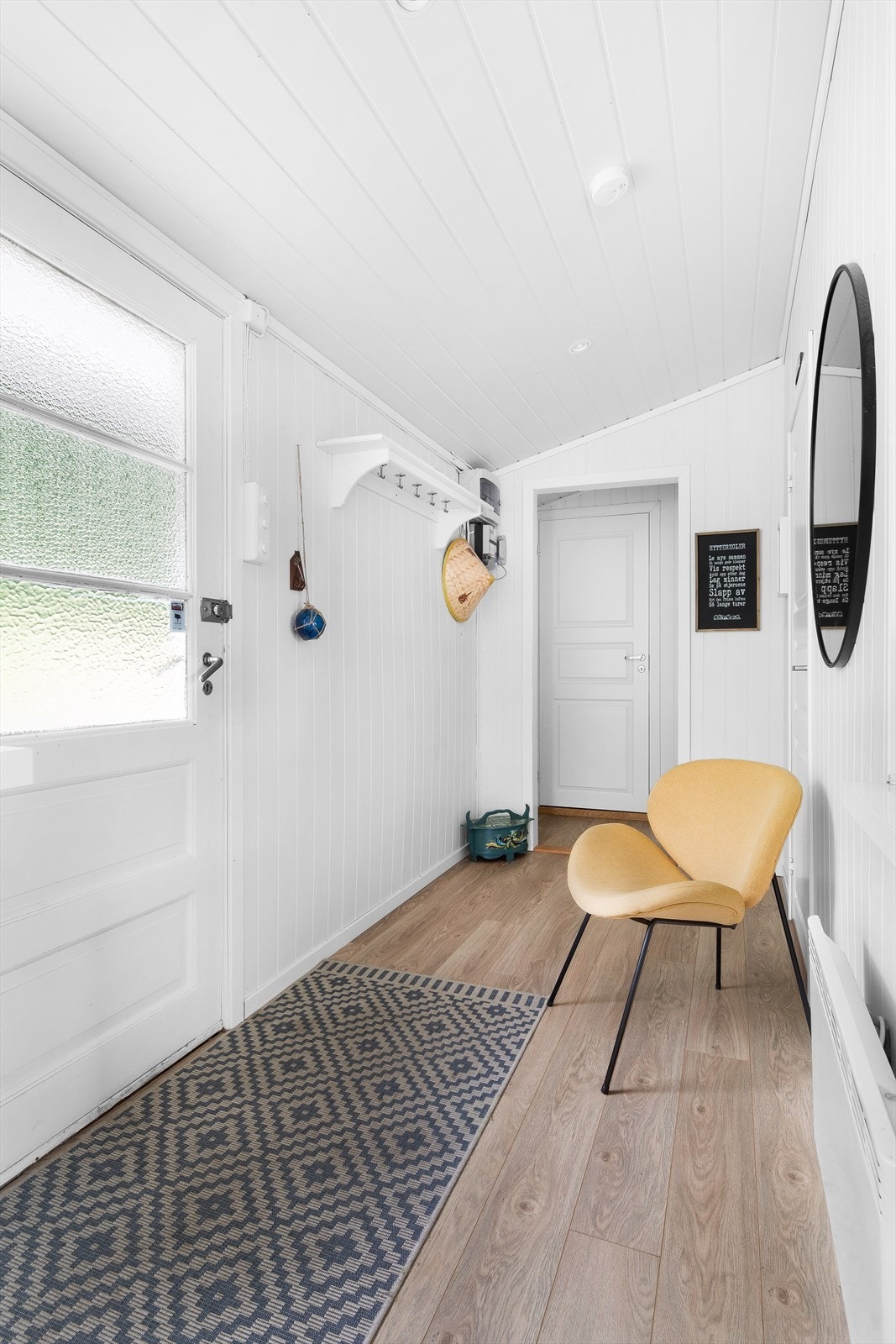 Entréen er utstyrt med plass for å henge fra seg. Galleribilde