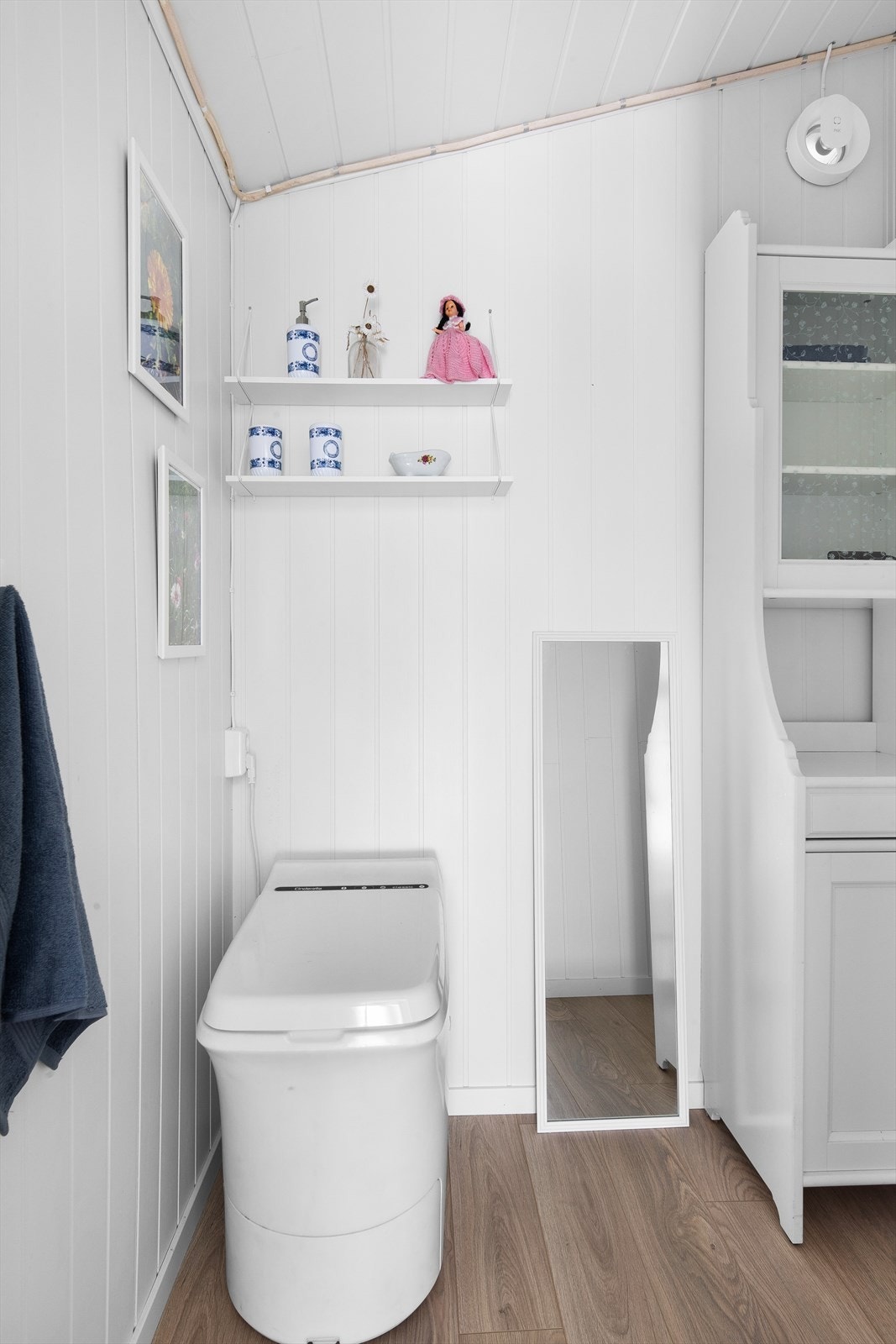 Det er også innredet et praktisk toalettrom utstyrt med forbrenningstoalett. Galleribilde