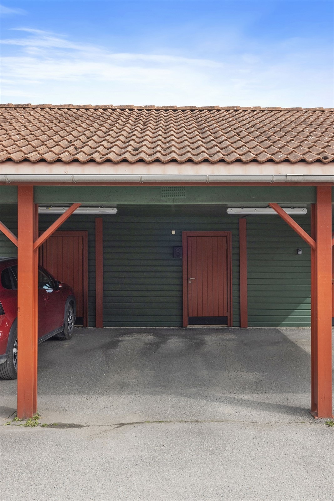 Carport med elbillader Galleribilde