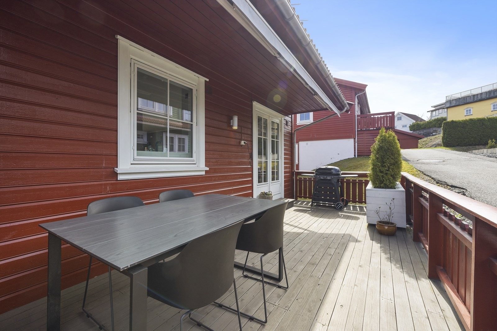 Terrasse med plass til møblement Galleribilde