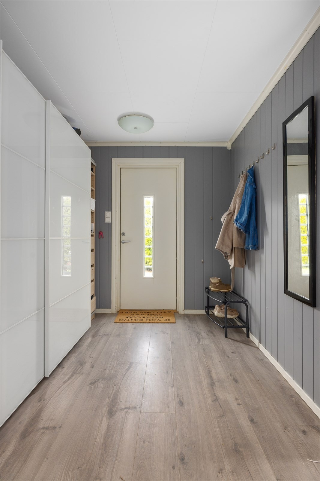 Entréen er utstyrt med romslig skyvedørsgarderobe. I tillegg til garderobeløsning er det plass til knaggrekke og skohylle Galleribilde