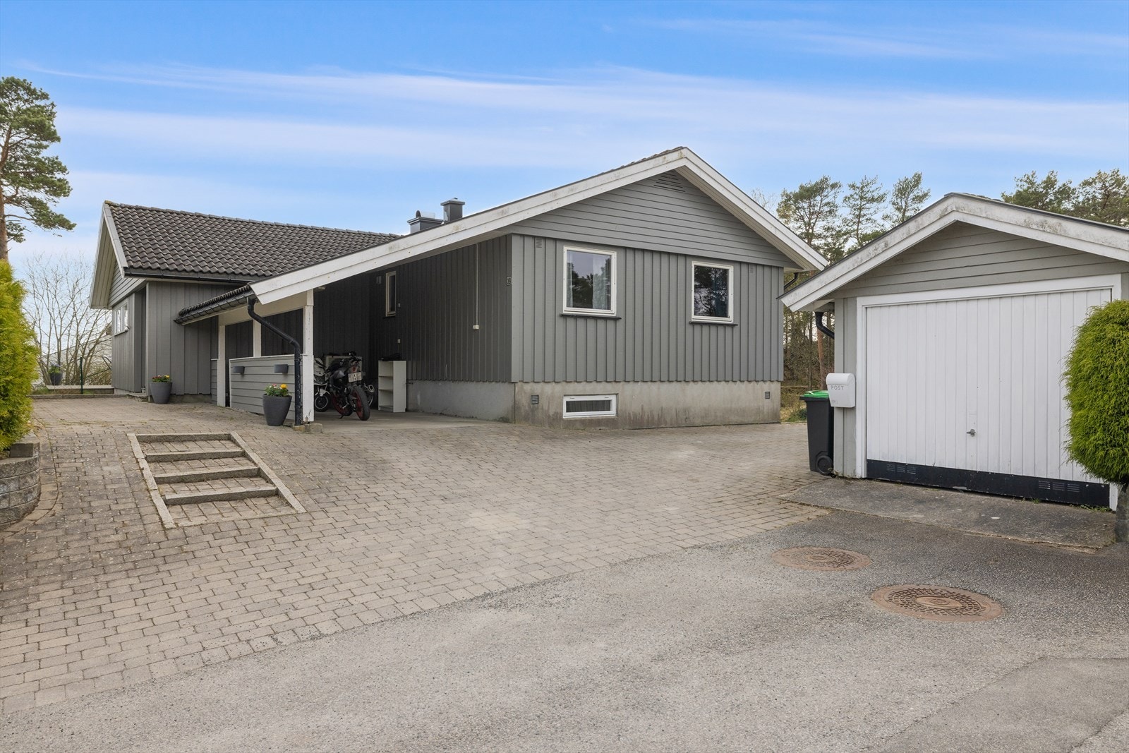 Gode parkeringsmuligheter i garasje, carport og på egen tomt Galleribilde