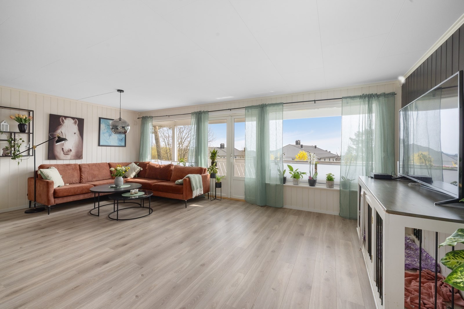 Fra stuen er det utgang til veranda Galleribilde
