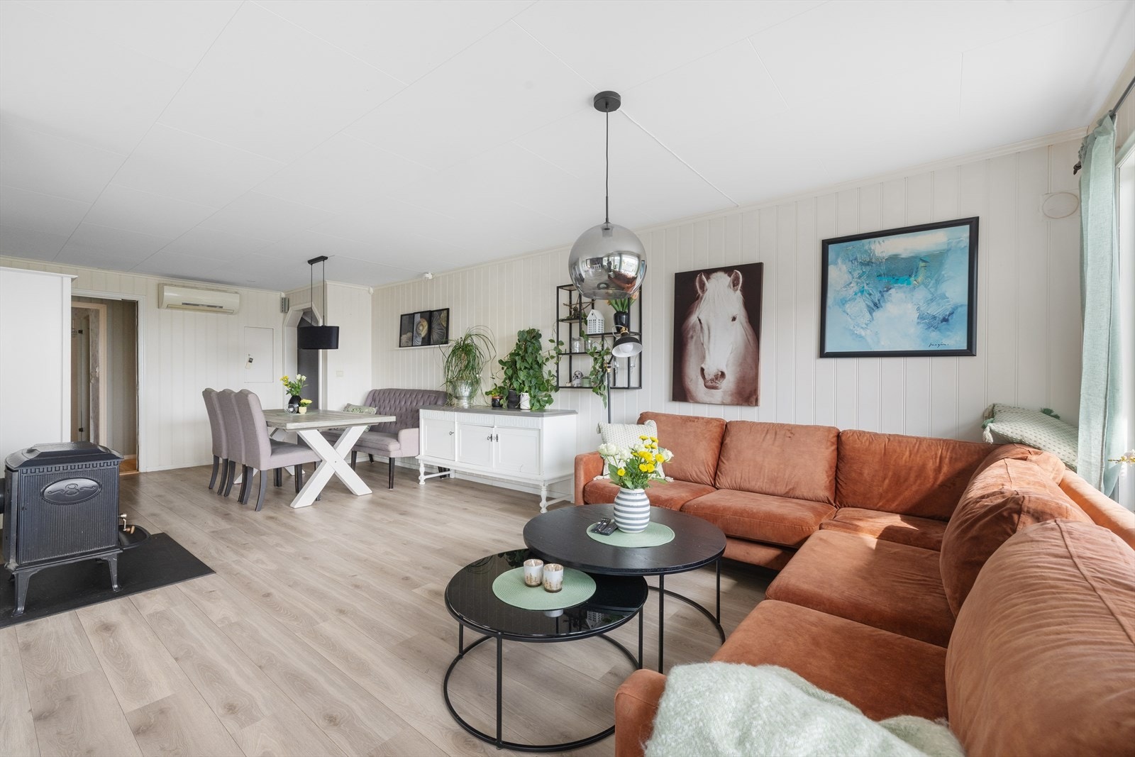 I stuen er det montert både peisovn og varmepumpe Galleribilde