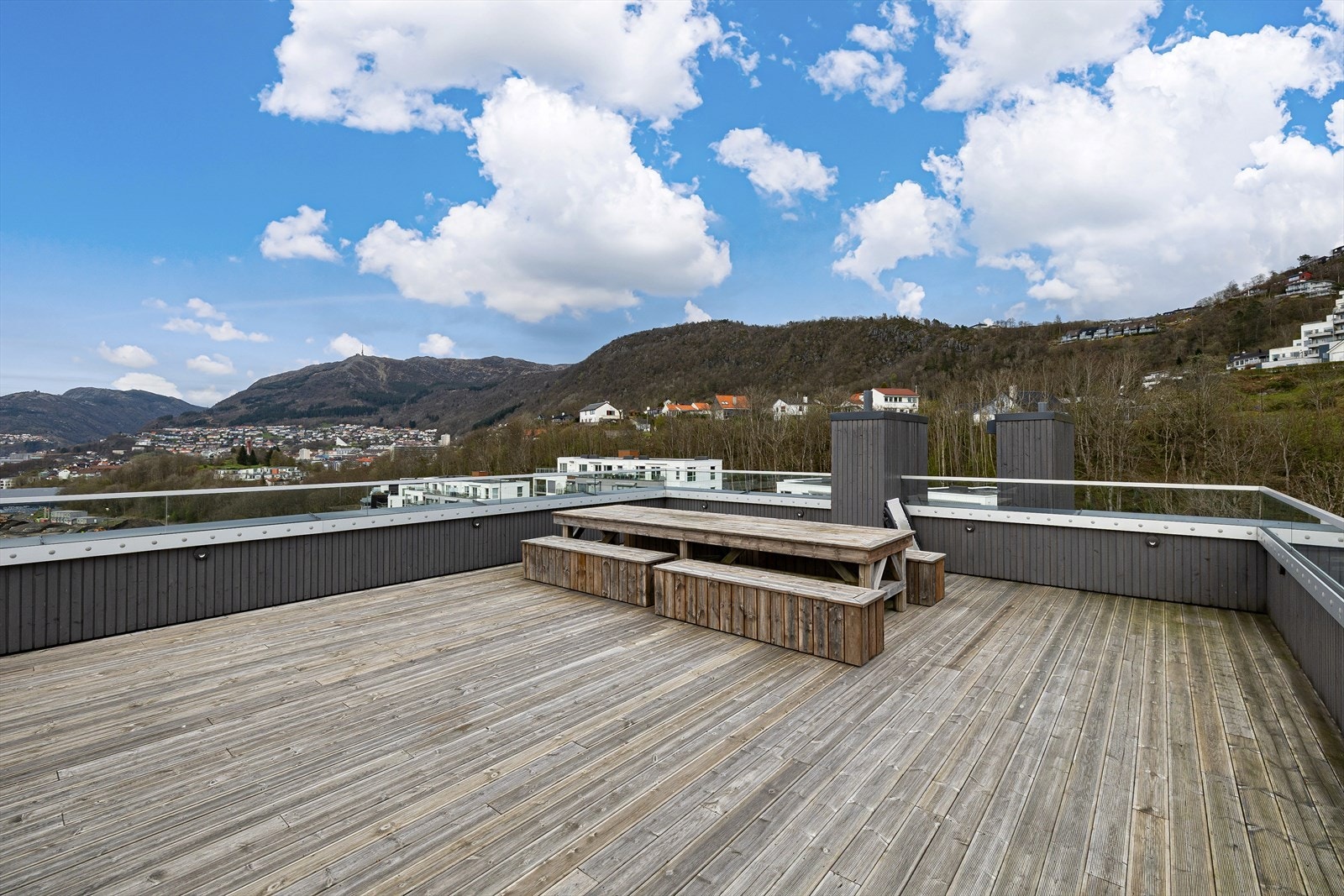 Stor felles takterrasse med nydelig utsikt og gode solforhold Galleribilde