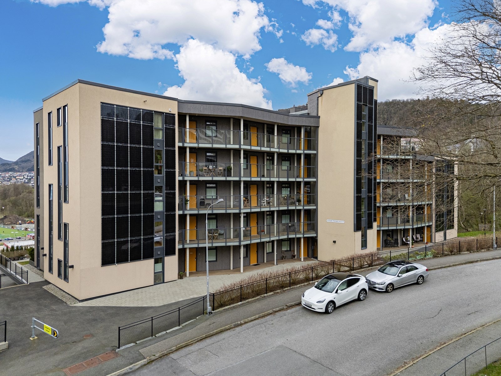 Solcellepanel på deler av fasaden og tak Galleribilde