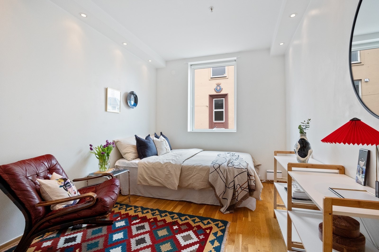 Hovedrommet i leiligheten måler 14,3m2, og har godt med plass til både dobbeltseng og en liten sittegruppe, eller sovesofa. Galleribilde