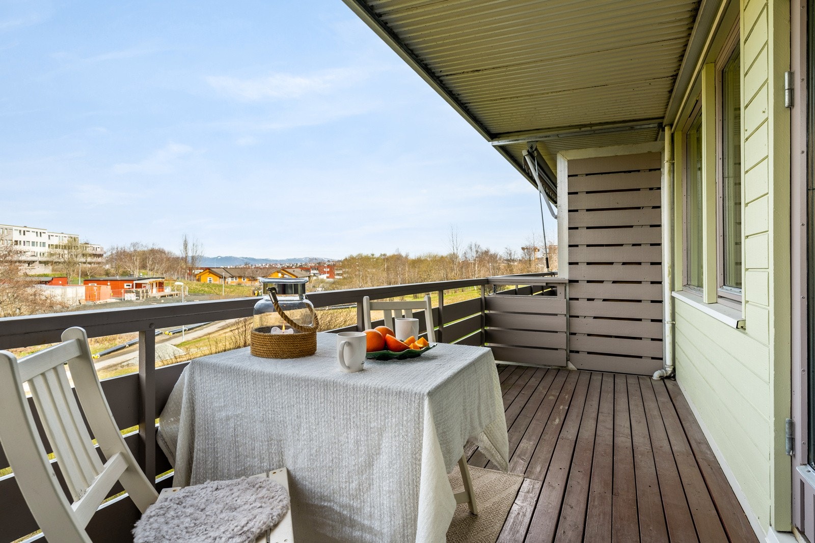 Her nyter man flott utsikt over nærområdet og i retning sør, vest og nord. Galleribilde