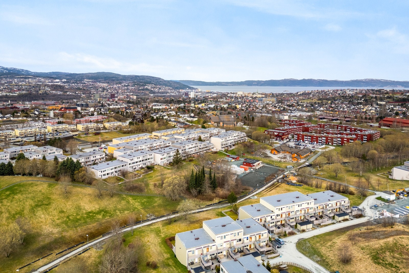 Området byr på en kombinasjon av naturskjønne omgivelser og bynære fasiliteter, noe som gjør bydelen svært attraktiv, både for barnefamilier, unge og eldre. Galleribilde