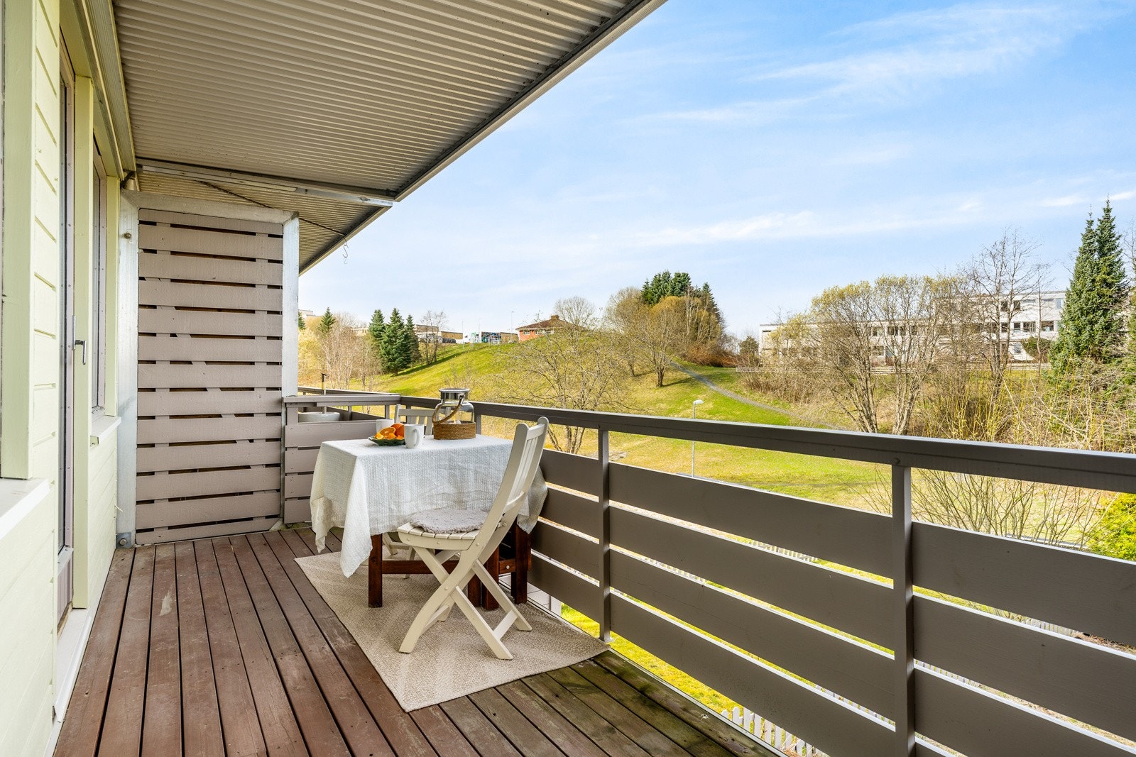 Fra stuen er det adkomst til en overbygd balkong med ettermiddag- og kveldssol. Galleribilde