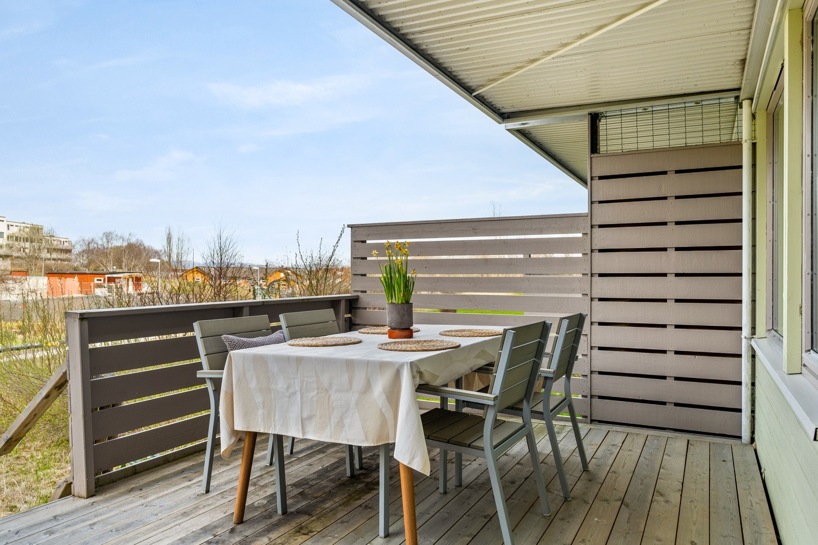 Det minste soverommet har adkomst til en vestvendt terrasse og hage. Hagen grenser til friareal, noe som sørger for fritt utsyn uten sjenerende innsyn. Galleribilde