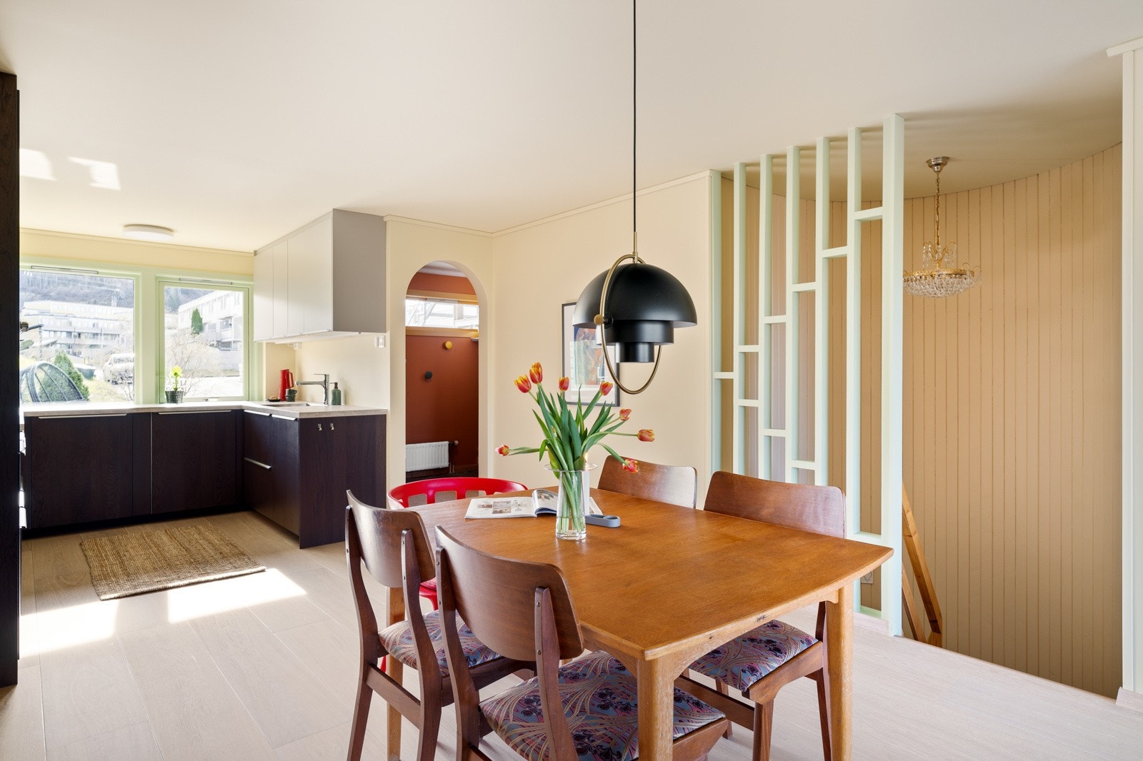 På kjøkkenet er det lett å skape matglede og tilberede gode måltider over en romslig arbeidsbenk som strekker seg over flere soner. Galleribilde