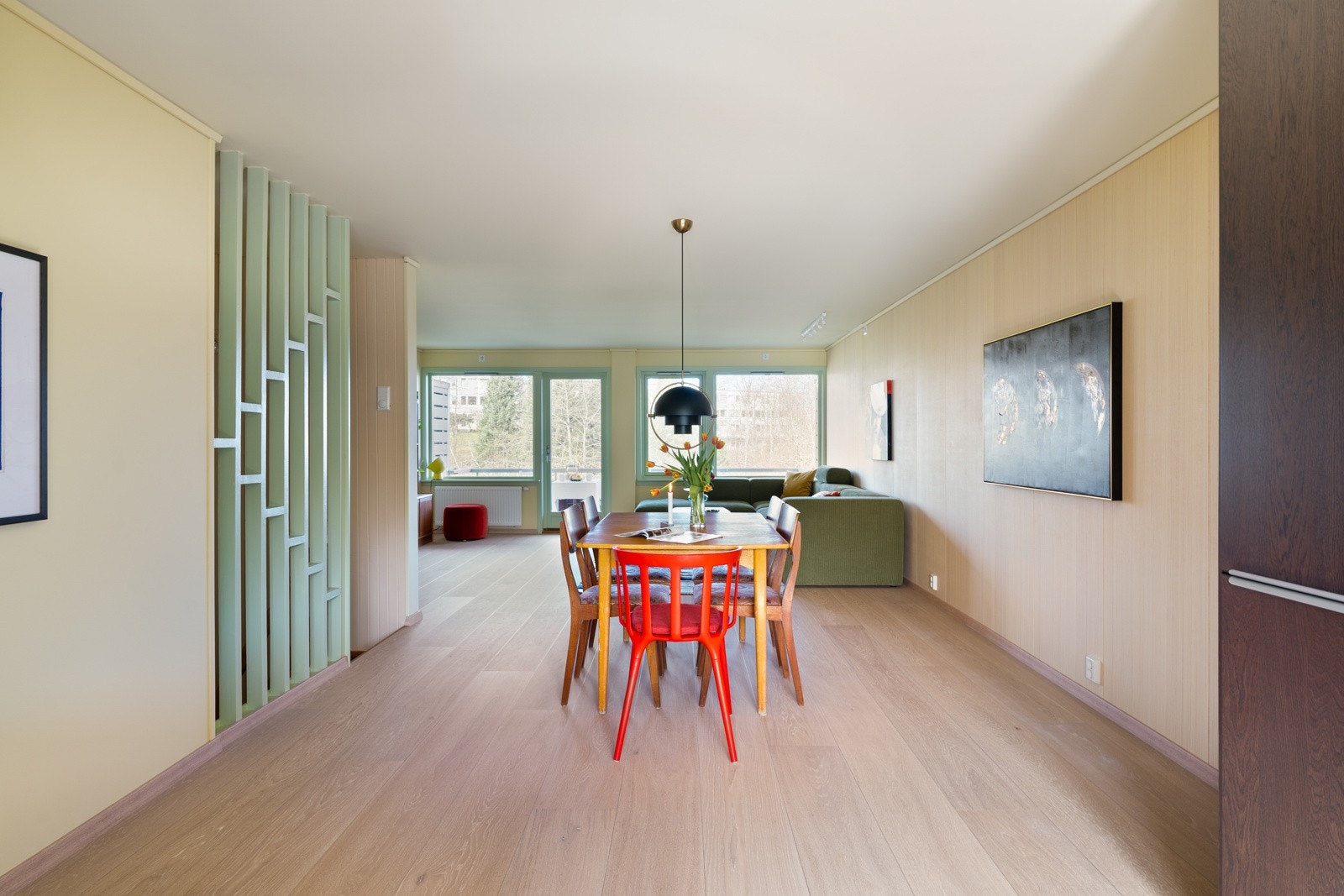 Det er oppvarming via radiatorer som gir en jevn og god temperatur året gjennom. Radiatorene ble byttet i 2025 i forbindelse med oppussing av etasjen. Det gjelder også det elektriske anlegget på stue/kjøkken. Galleribilde