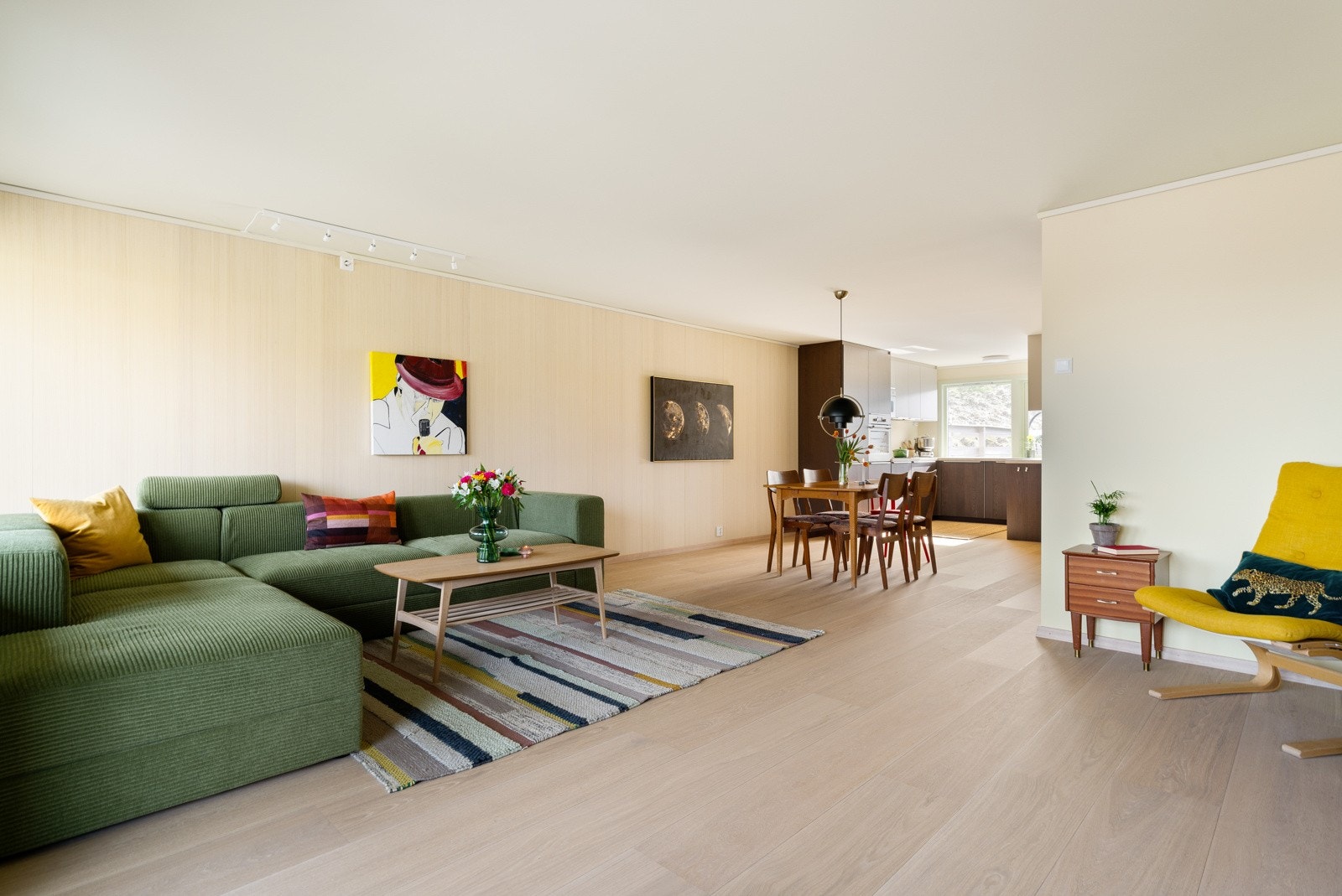 Det er lagt nydelig 1-stavs gulv og veggene er malt i moderne nyanser. Galleribilde