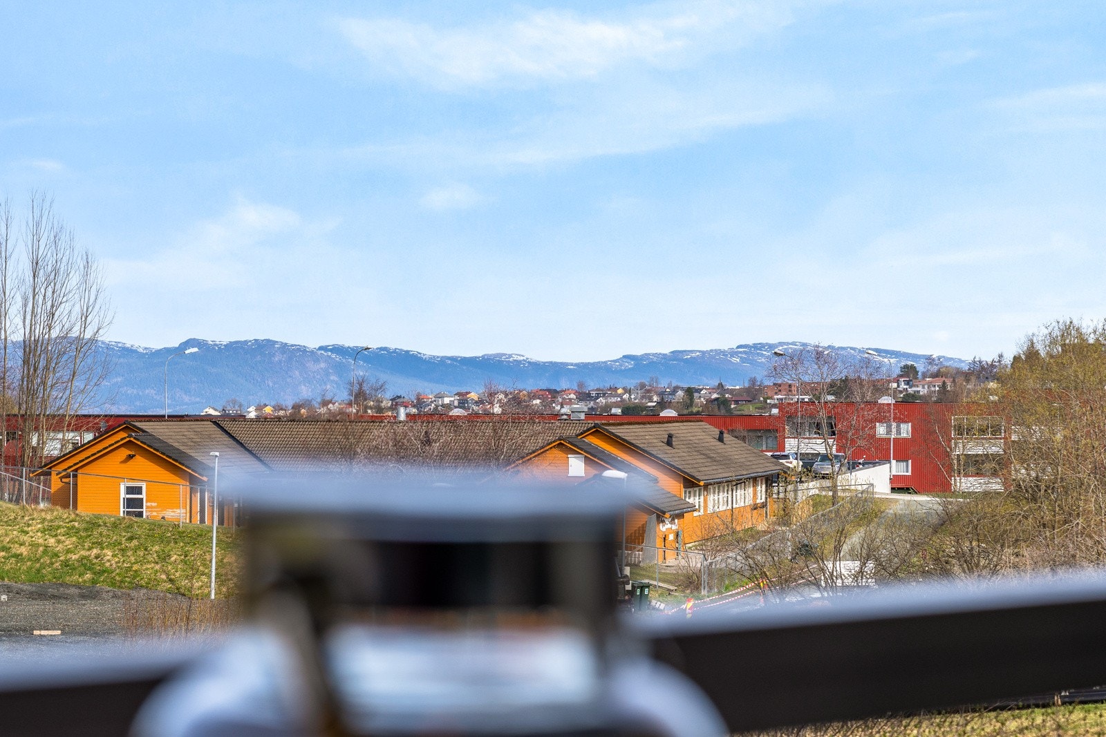Her nyter man godt av 3 solrike uteplasser; en terrasse med morgen- og formiddagssol, en vestvendt terrasse med ettermiddag- og kveldssol i tillegg til en overbygd balkong med flott utsikt. Galleribilde